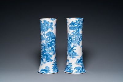 Paire de grands vases en faïence de Delft en bleu et blanc à décor chinois, 17ème