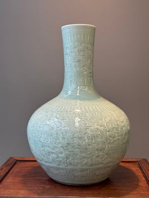 Paire de grands vases en porcelaine de Chine monochrome en céladon à décor de rinceaux de lotus incisés, 19ème — photo 3
