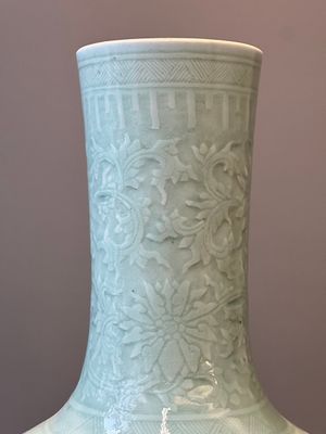 Paire de grands vases en porcelaine de Chine monochrome en céladon à décor de rinceaux de lotus incisés, 19ème — photo 5
