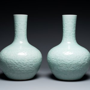 Paire de grands vases en porcelaine de Chine monochrome en céladon à décor de rinceaux de lotus incisés, 19ème — photo 2