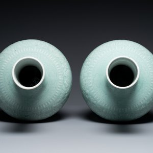 Paire de grands vases en porcelaine de Chine monochrome en céladon à décor de rinceaux de lotus incisés, 19ème — photo 3