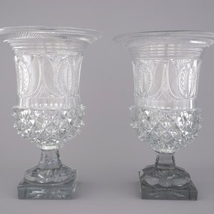Paire de grands vases sur pieds en verre sculpté, probablement Vonèche, début 19e — photo 1