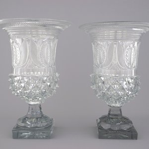 Paire de grands vases sur pieds en verre sculpté, probablement Vonèche, début 19e — photo 3