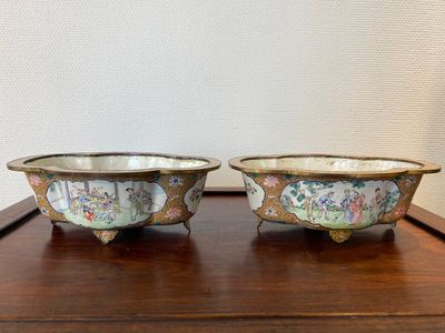 Paire de jardinières à quatre lobes en émaux de Canton, Chine, marque de Qianlong, 19ème — photo 1