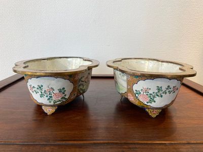 Paire de jardinières à quatre lobes en émaux de Canton, Chine, marque de Qianlong, 19ème — photo 2