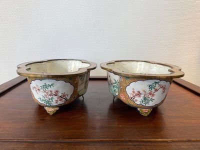 Paire de jardinières à quatre lobes en émaux de Canton, Chine, marque de Qianlong, 19ème — photo 4