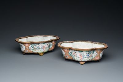 Paire de jardinières à quatre lobes en émaux de Canton, Chine, marque de Qianlong, 19ème