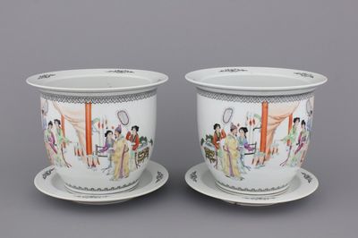 Paire de jardinières avec support en porcelaine de Chine, famille rose, 20e