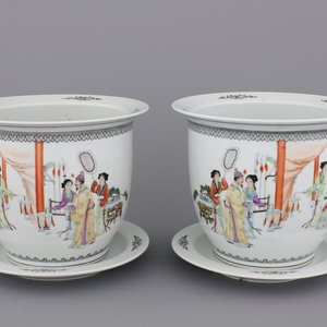 Paire de jardinières avec support en porcelaine de Chine, famille rose, 20e — photo 1