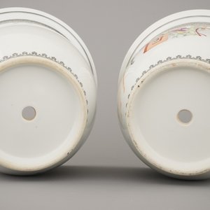 Paire de jardinières avec support en porcelaine de Chine, famille rose, 20e — photo 11