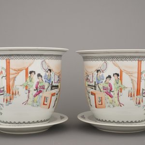 Paire de jardinières avec support en porcelaine de Chine, famille rose, 20e — photo 2