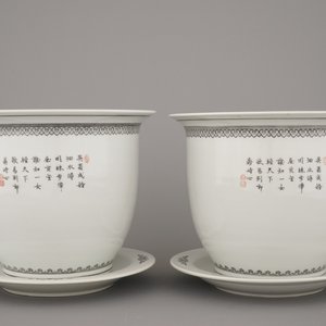 Paire de jardinières avec support en porcelaine de Chine, famille rose, 20e — photo 4
