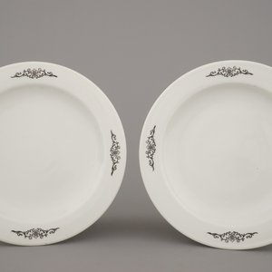 Paire de jardinières avec support en porcelaine de Chine, famille rose, 20e — photo 6