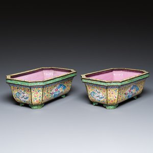 Paire de jardinières en émaux de Canton à fond jaune, Chine, Jiaqing — photo 1