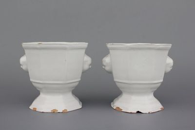 Paire de jardinières sur pied en faïence monochrome blanche de Bruxelles, 18e