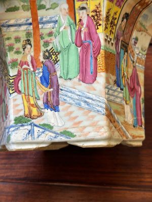 Paire de jardinières sur supports en forme hexagonale en porcelaine de Chine famille rose de Canton, 19ème — photo 17