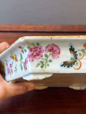 Paire de jardinières sur supports en forme hexagonale en porcelaine de Chine famille rose de Canton, 19ème — photo 18