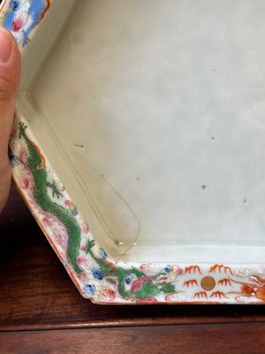 Paire de jardinières sur supports en forme hexagonale en porcelaine de Chine famille rose de Canton, 19ème — photo 19