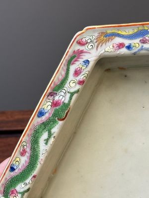 Paire de jardinières sur supports en forme hexagonale en porcelaine de Chine famille rose de Canton, 19ème — photo 22