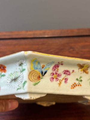 Paire de jardinières sur supports en forme hexagonale en porcelaine de Chine famille rose de Canton, 19ème — photo 27