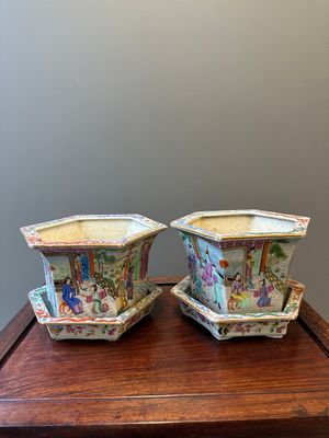 Paire de jardinières sur supports en forme hexagonale en porcelaine de Chine famille rose de Canton, 19ème — photo 6