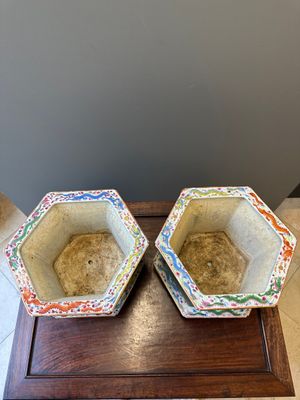Paire de jardinières sur supports en forme hexagonale en porcelaine de Chine famille rose de Canton, 19ème — photo 7