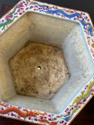 Paire de jardinières sur supports en forme hexagonale en porcelaine de Chine famille rose de Canton, 19ème — photo 10