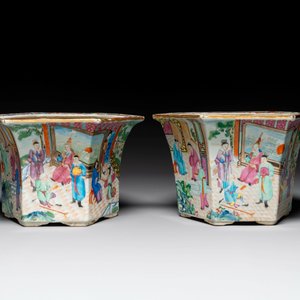 Paire de jardinières sur supports en forme hexagonale en porcelaine de Chine famille rose de Canton, 19ème — photo 2