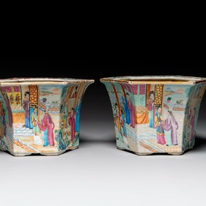 Paire de jardinières sur supports en forme hexagonale en porcelaine de Chine famille rose de Canton, 19ème — photo 4