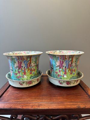 Paire de jardinières sur supports en porcelaine de Chine famille rose de Canton, 19ème — photo 2