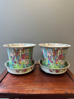 Paire de jardinières sur supports en porcelaine de Chine famille rose de Canton, 19ème — photo 3
