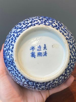Paire de kendis en porcelaine de Chine bleu et blanc  à décor de rinceaux de lotus, 19ème — photo 11
