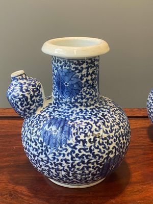 Paire de kendis en porcelaine de Chine bleu et blanc  à décor de rinceaux de lotus, 19ème — photo 16