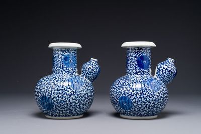 Paire de kendis en porcelaine de Chine bleu et blanc  à décor de rinceaux de lotus, 19ème — photo 2