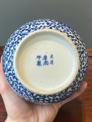 Paire de kendis en porcelaine de Chine bleu et blanc  à décor de rinceaux de lotus, 19ème — photo 24
