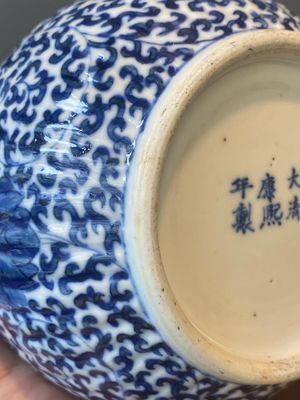 Paire de kendis en porcelaine de Chine bleu et blanc  à décor de rinceaux de lotus, 19ème — photo 25
