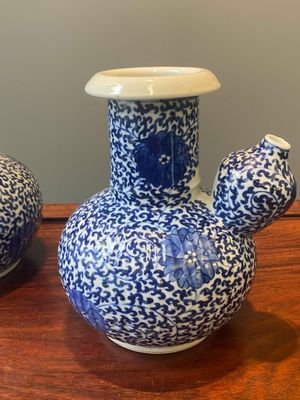 Paire de kendis en porcelaine de Chine bleu et blanc  à décor de rinceaux de lotus, 19ème — photo 6