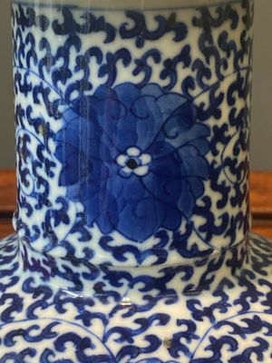 Paire de kendis en porcelaine de Chine bleu et blanc  à décor de rinceaux de lotus, 19ème — photo 8