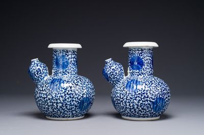 Paire de kendis en porcelaine de Chine bleu et blanc  à décor de rinceaux de lotus, 19ème