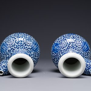 Paire de kendis en porcelaine de Chine bleu et blanc  à décor de rinceaux de lotus, 19ème — photo 3