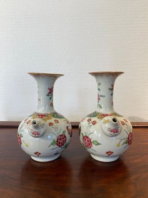 Paire de kendis en porcelaine de Chine famille rose à décor de coqs, Qianlong — photo 2