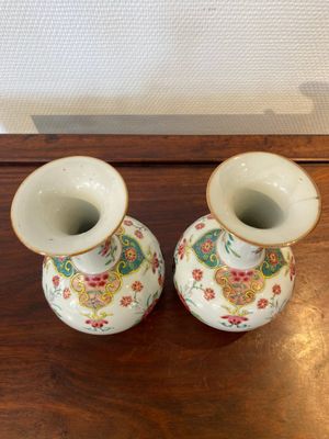 Paire de kendis en porcelaine de Chine famille rose à décor de coqs, Qianlong — photo 5