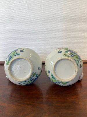 Paire de kendis en porcelaine de Chine famille rose à décor de coqs, Qianlong — photo 6