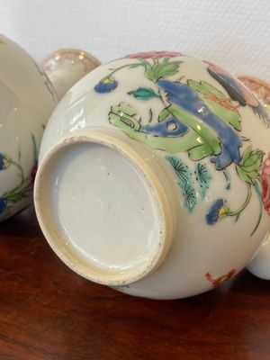 Paire de kendis en porcelaine de Chine famille rose à décor de coqs, Qianlong — photo 7