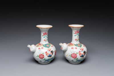 Paire de kendis en porcelaine de Chine famille rose à décor de coqs, Qianlong
