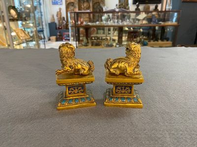 Paire de lions bouddhistes en cuivre doré sur socles en émaux champlevés, Chine, 19ème — photo 2