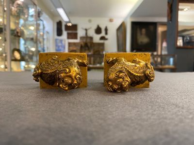 Paire de lions bouddhistes en cuivre doré sur socles en émaux champlevés, Chine, 19ème — photo 4