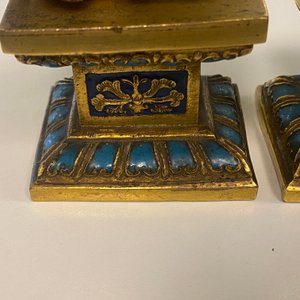 Paire de lions bouddhistes en cuivre doré sur socles en émaux champlevés, Chine, 19ème — photo 10
