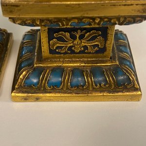 Paire de lions bouddhistes en cuivre doré sur socles en émaux champlevés, Chine, 19ème — photo 11