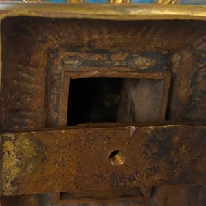 Paire de lions bouddhistes en cuivre doré sur socles en émaux champlevés, Chine, 19ème — photo 16